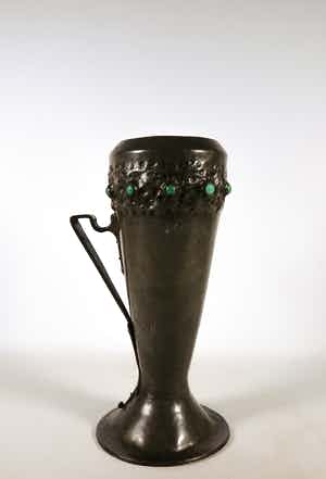 Nieuwe Kunst - Tinnen vaas met oren en groene knoppen verkocht voor € 1!