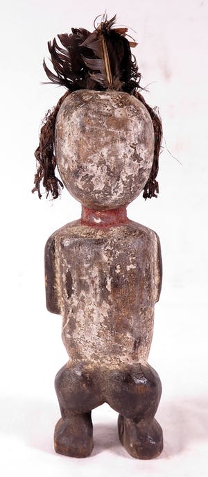 Urhobo - Beschermbeeld met haar van touw en veren kopen? Bied vanaf 1!