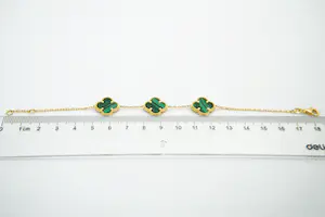 47 - Sierlijk en fijn 20krt gouden armband met 3 malachiet klavertje 4 hangers kopen? Bied vanaf 350!