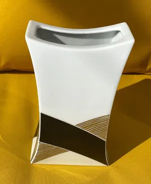 Jan van der Vaart - Porseleinen vaas met zwart en verguld lineair decor uitgevoerd voor Rosenthal kopen? Bied vanaf 95!