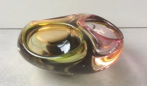 Niet of onleesbaar gesigneerd - ZELDZAAM MASSIEF MEERKLEURIG GLAZEN OBJECT kopen? Bied vanaf 1!