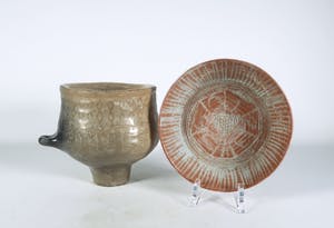 Dirk Hubers - Aardewerk, Sgrafitto schaal en een pot op voet van onbekende maker kopen? Bied vanaf 80!