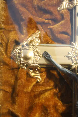 Niet of onleesbaar gesigneerd - Prachtige Bronzen Jezus aan Kruis achter Bol Glas - Fluweel, Brons, Glas kopen? Bied vanaf 1!