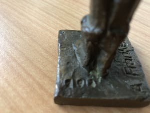 Anita Franken - Zwaar bronzen beeld " VROUW MET ZEEHOND " kopen? Bied vanaf 85!