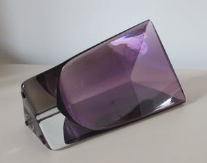 Krosno - Dubbelwandige paarse en blank glazen driehoek vaas kopen? Bied vanaf 28!