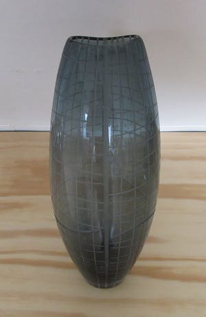 Niet of onleesbaar gesigneerd - Blauwe grijze geometrisch geslepen MCM ovale vaas kopen? Bied vanaf 1!