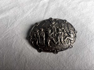 Antieke Zilveren broche met 17e eeuwse voorstelling kopen? Bied vanaf 1!