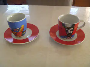 Herman Brood - 3 grote mokken , 2 koffie-kopjes en 4 schoteltje in heel goede staat kopen? Bied vanaf 50!