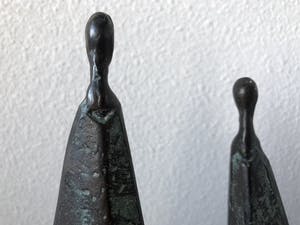 Niet of onleesbaar gesigneerd - 2 Moderne bronzen beelden van 2 Dames kopen? Bied vanaf 1!