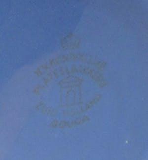 Plateelbakkerij Zuid-Holland - Korenblauwe platelen vaas met vergulde geribde randen kopen? Bied vanaf 1!