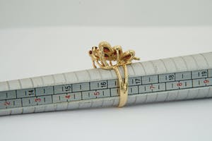 1217 - Elegante 14 karaats geel-gouden dames "Vlinder" ring bezet met granaat kopen? Bied vanaf 160!