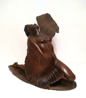 Niet of onleesbaar gesigneerd - Prachtige, grote sculptuur van vrouw met vleugels kopen? Bied vanaf 1!