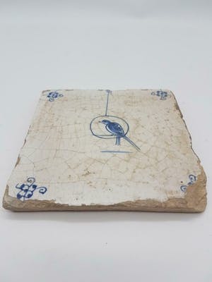 Niet of onleesbaar gesigneerd - Antieke zeldzame vroeg-18e eeuwse tegel met vogel kopen? Bied vanaf 1!