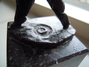 Brons (Onbekend) - Massief gesigneerd bronzen beeldje op zwart marmeren sokkel. kopen? Bied vanaf 35!