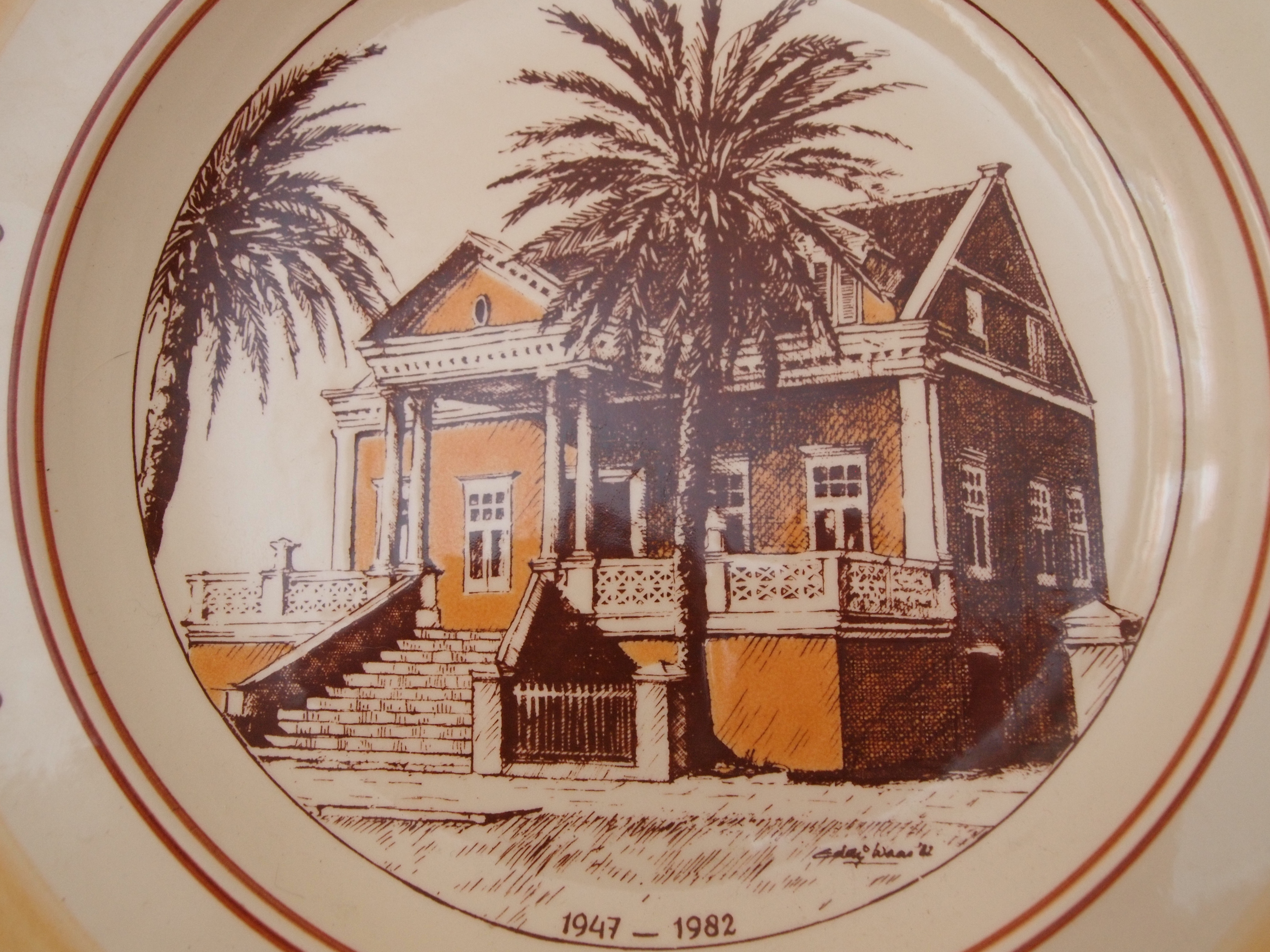 Plateelbakkerij Zenith - Wandbord villa Fatum Paramaribo 1947-1982 gesigneerd Eddy Waas kopen? Bied vanaf 1!