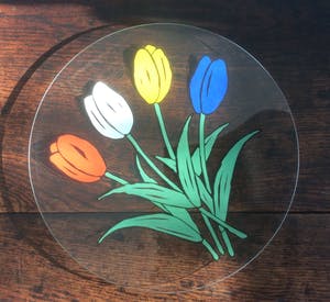 Niet of onleesbaar gesigneerd - GROTE GLAZEN SCHAAL MET VIER TULPEN kopen? Bied vanaf 1!