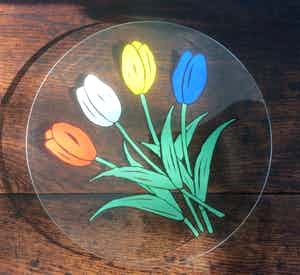 Niet of onleesbaar gesigneerd - GROTE GLAZEN SCHAAL MET VIER TULPEN verkocht voor € 1!