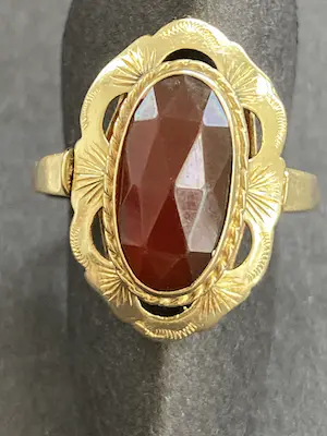 Acheter14 karaats geelgouden ring met een ovaal gefacetteerd geslepen carneool? Enchérissez de 170!