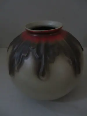 N.V. Porselein- en Tegelfabriek Mosa - 2 kannen en een vaas kopen? Bied vanaf 60!