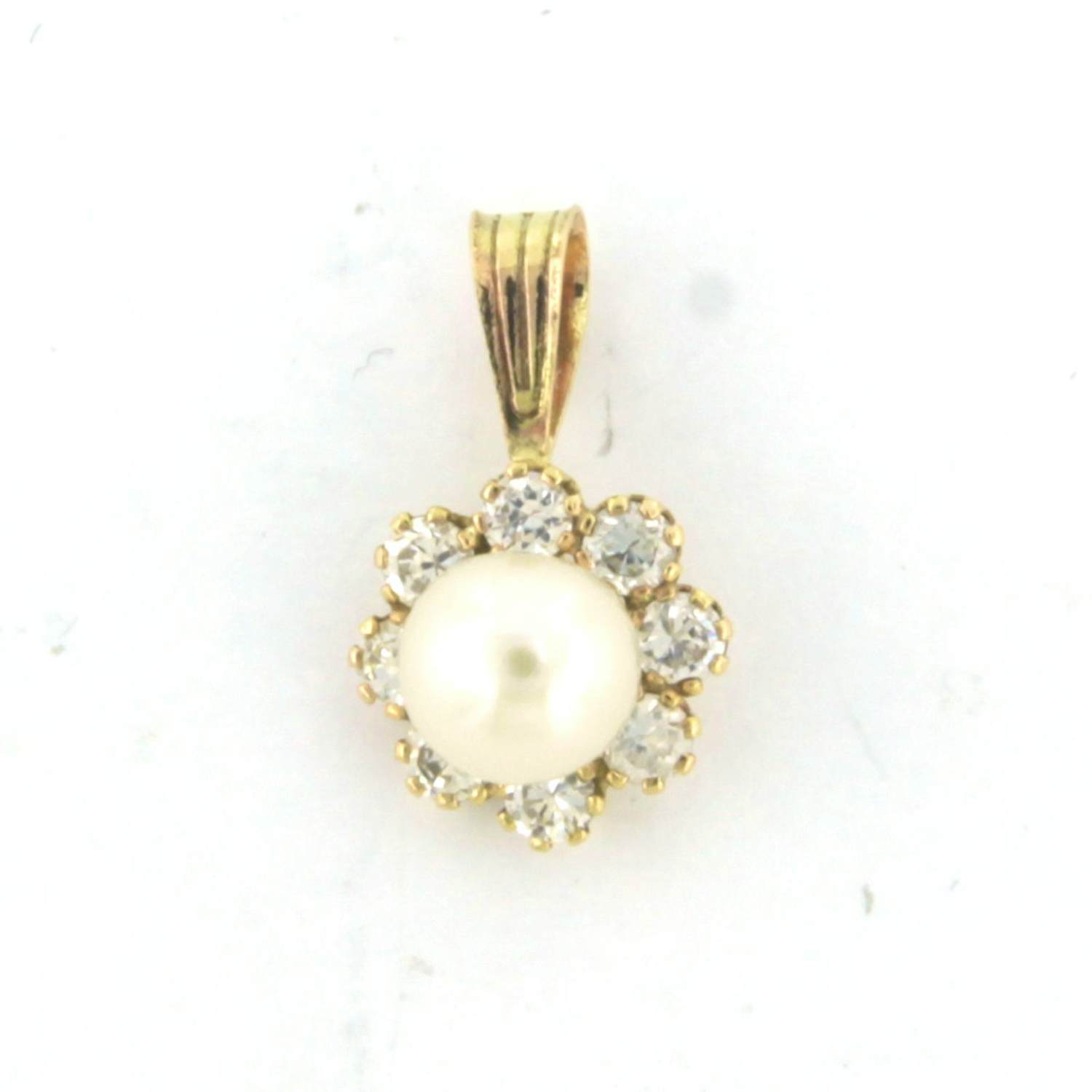 14k geelgouden entourage hanger bezet met parel en zirkonia kopen? Bied vanaf 35!