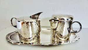 WMF - Geislingen - Art Deco Style 3-piece Silver Hammered Milk Jug and Sugar Bowl. verkocht voor € 50!