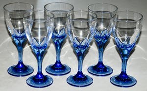 Niet of onleesbaar gesigneerd - 11 Zeldzame vintage saffierblauwe Franse tulp champagneglazen & wijnglazen kopen? Bied vanaf 1!