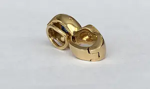 18 kt geelgouden clip hanger met saffier en diamanten kopen? Bied vanaf 380!