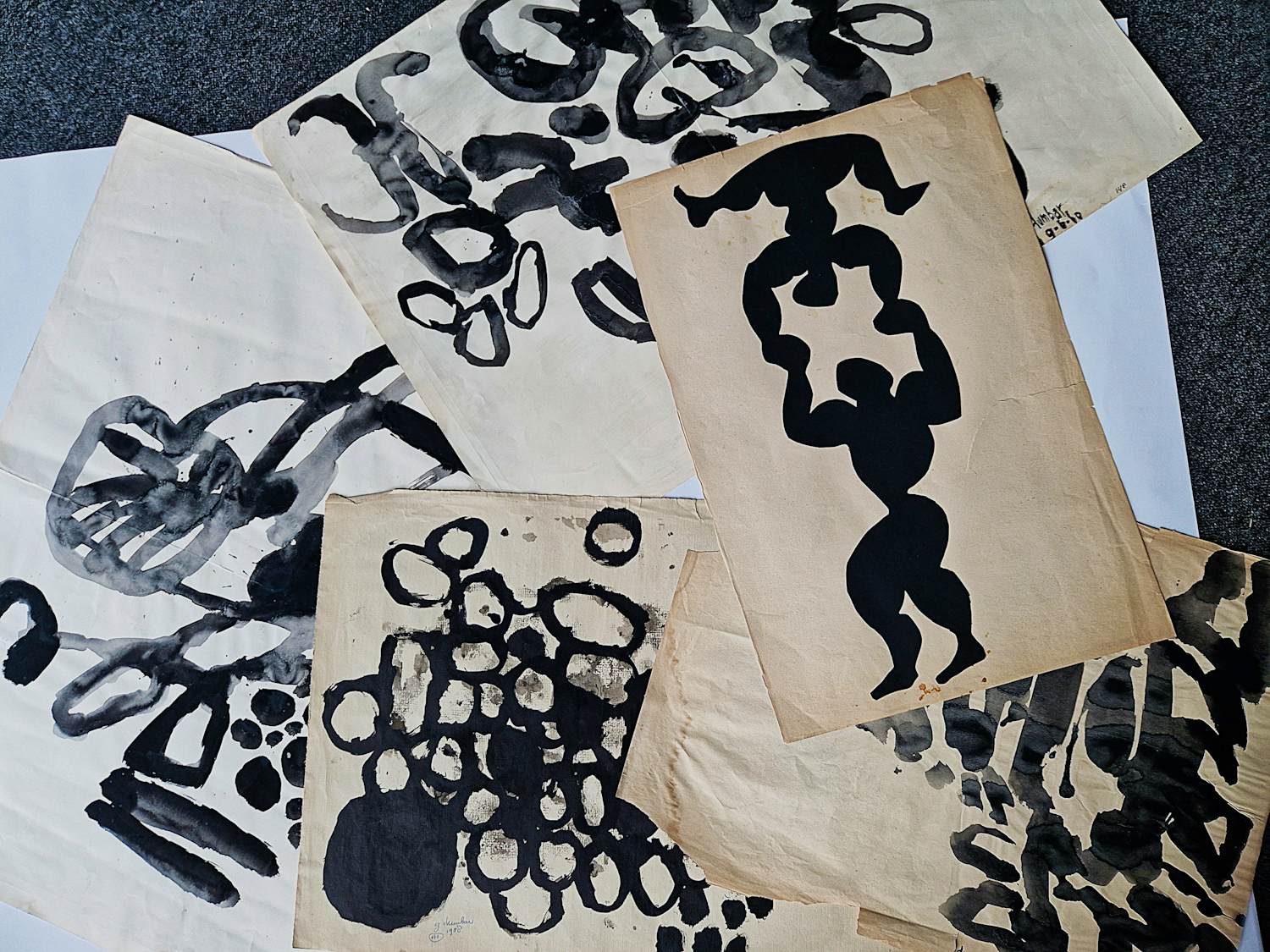 Gert Dumbar - Een map met 6 diverse SEPIA INKT op papier (ook op achterzijde) Abstract verkocht voor € 41!