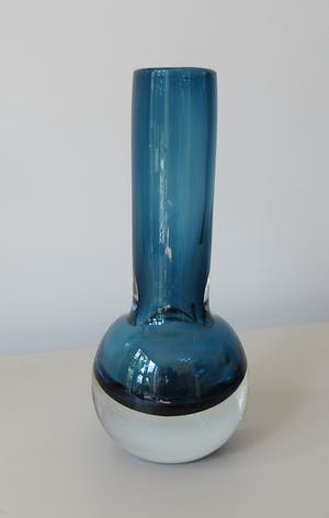 Niet of onleesbaar gesigneerd - Twee dikwandige rookblauwe glazen discus en schoorsteen vaas kopen? Bied vanaf 1!