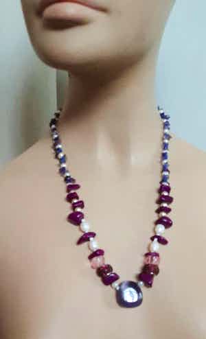 Niet of onleesbaar gesigneerd - Collier van Saga amethist,charoiet, lapis lazuli,parels,koraal,,zilver verkocht voor € 1!