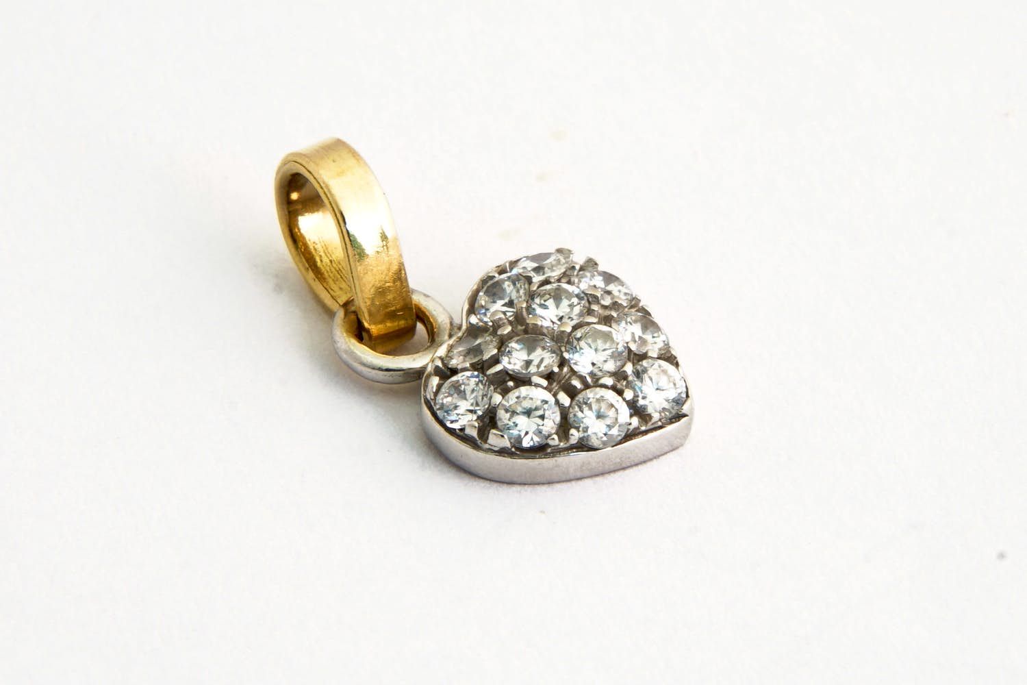 151 - Leuk 18 karaat wit gouden HART hangertje met 12 steens Zirkoon kopen? Bied vanaf 40!
