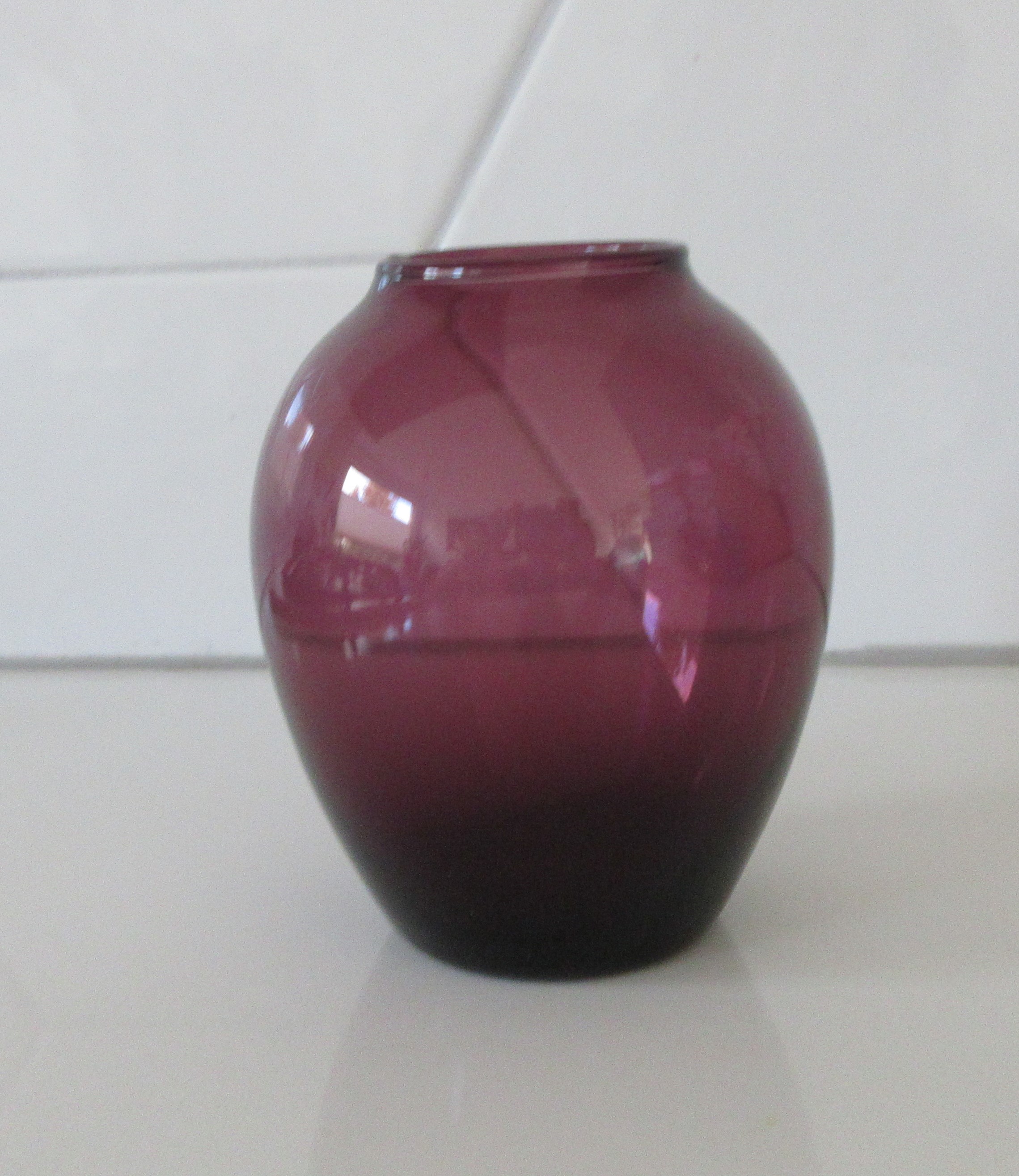 Niet of onleesbaar gesigneerd - Mooi zeegroen en amethyst kleurige glazen vaasjes kopen? Bied vanaf 1!