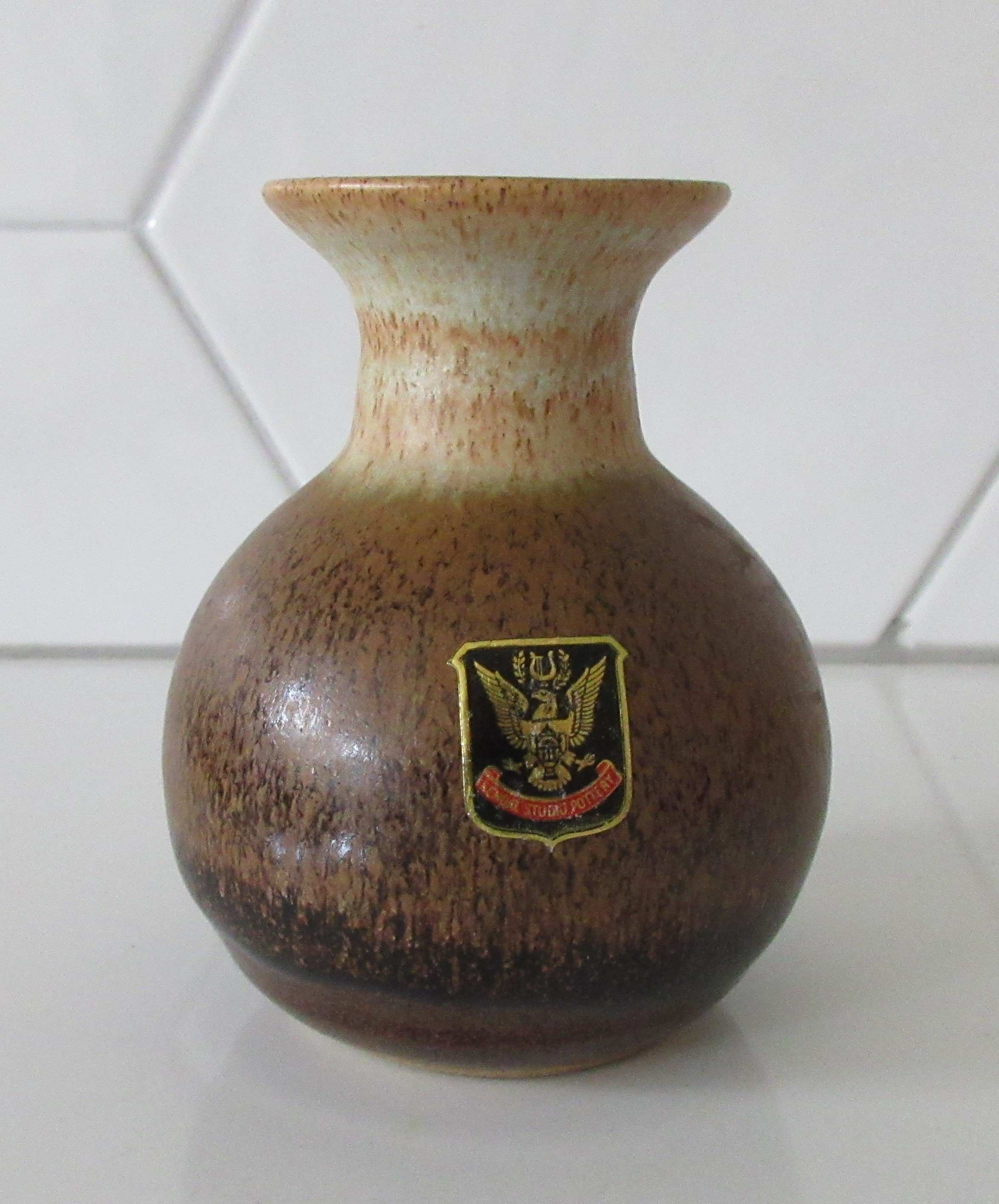 Niet of onleesbaar gesigneerd - Peter Aindow voor Kendal Studio Pottery - Klein vaasje verkocht voor € 1!