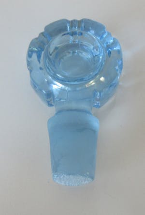 Niet of onleesbaar gesigneerd - Blauw persglazen art deco likeurkarafje en drie glaasjes kopen? Bied vanaf 1!