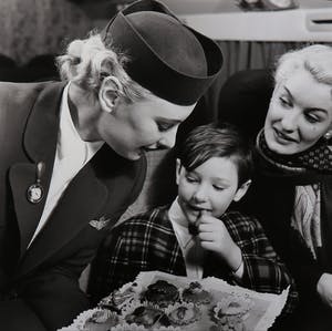 Paul Huf - C-Print met Dibond, Stewardess en kind met cupcakes kopen? Bied vanaf 1!