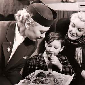 Paul Huf - C-Print met Dibond, Stewardess en kind met cupcakes verkocht voor € 1!