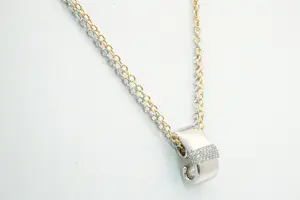 Acheter61 - Bi colour gouden 14 karaats dubbele collier met witgouden diamanten hanger? Enchérissez de 360!