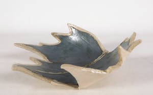 Carla van Ouwenaller - Aardewerk, Lot van drie schalen in de vorm van bladeren kopen? Bied vanaf 35!