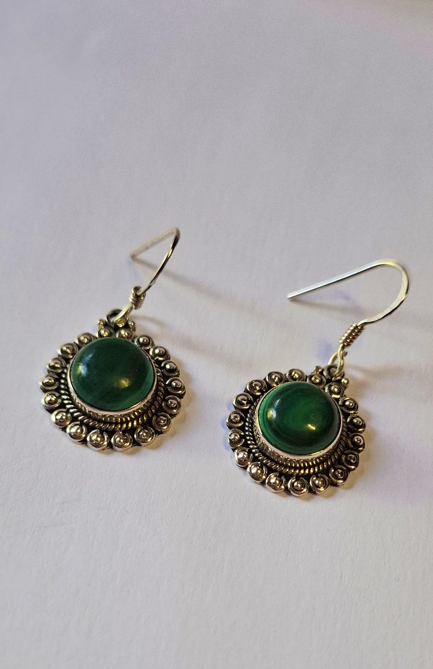 Zilveren oorbellen van echt zilver met een ronde malachietsteen verkocht voor € 45!