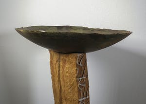 Loek Hambeukers - Grote bronzen schaal op houten sokkel kopen? Bied vanaf 350!