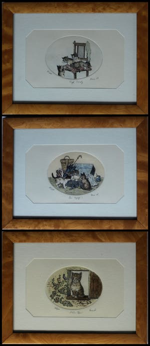 Niet of onleesbaar gesigneerd - 3 Ingelijste etsen met katten – gesigneerd Anna W. kopen? Bied vanaf 1!