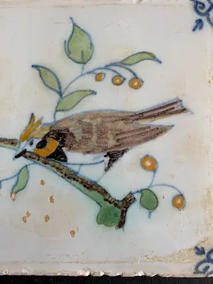 Porceleyne Fles - Delft? Antieke (17e eeuw) polychrome tegel met voorstelling vogel kopen? Bied vanaf 70!