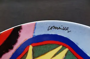 Corneille - Kunstbord met drie schaaltjes - op achterzijde gesigneerd kopen? Bied vanaf 1!
