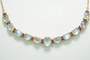 53 - Klassiek 14Krt geel gouden flexibel halssieraad met maan- en rode stenen kopen? Bied vanaf 570!