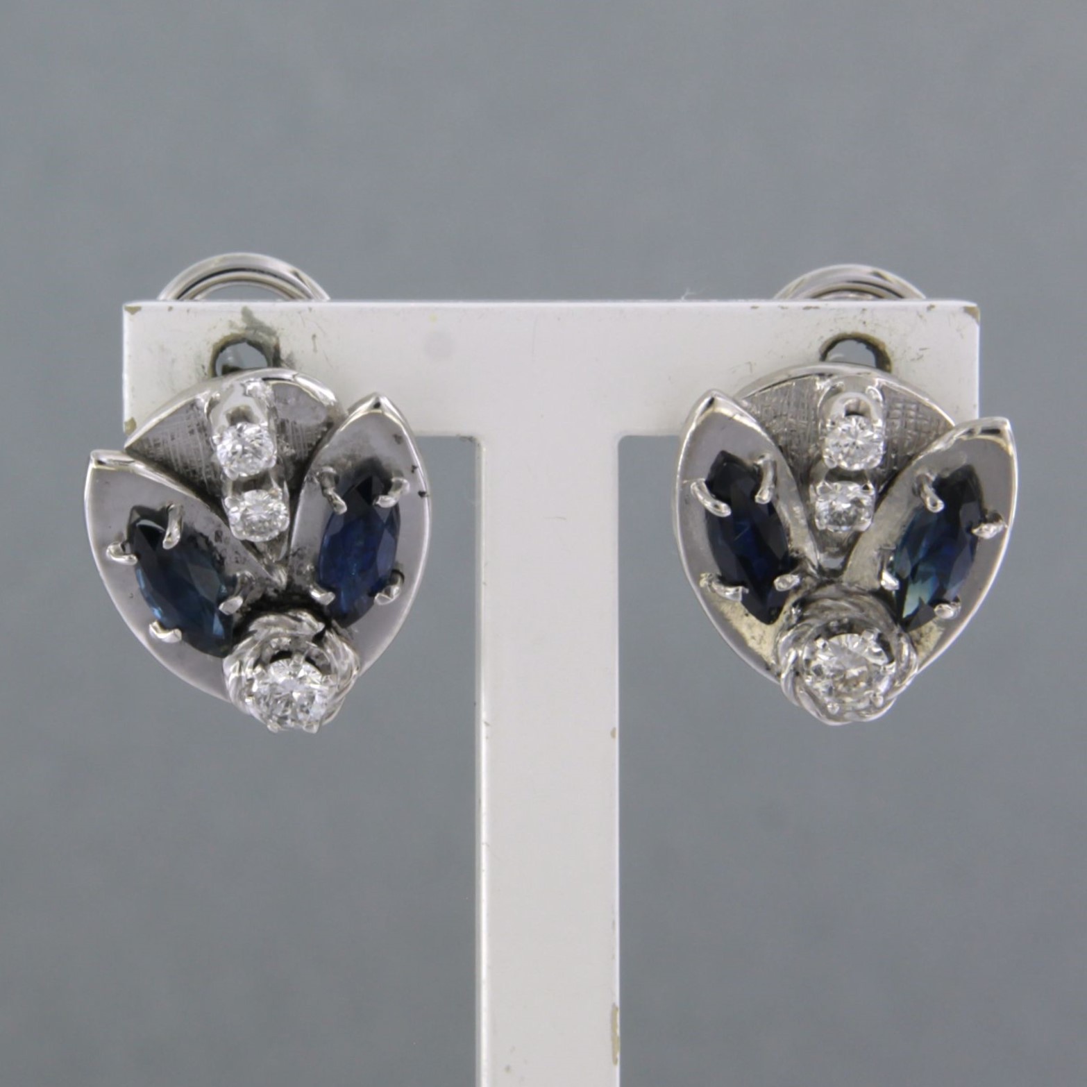 Buy 14k gouden oorclips in een vorm van een vlieg met saffier en diamant? Bid from 675!