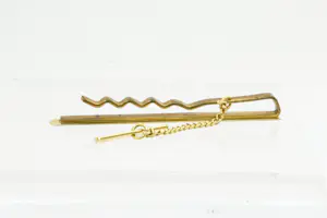 65- Fraai bewerkte vintage jaren 60 dasclip met briljant en veiligheidsketting kopen? Bied vanaf 120!
