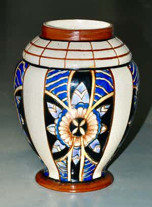 Niet of onleesbaar gesigneerd - Art Deco vaas met polychroom decoratie AMC August Mouzin & Compagnie verkocht voor € 1!