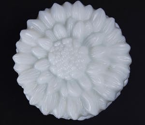 Curt Schlevogt - Art deco 'Ingrid' dekseldoosje met een reliëf decor 'Zonnenbloem' kopen? Bied vanaf 19!