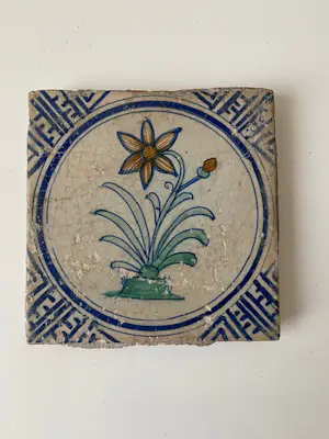 Onbekend - Antieke tegel met afbeelding Narcis. Delft 17e eeuw kopen? Bied vanaf 50!