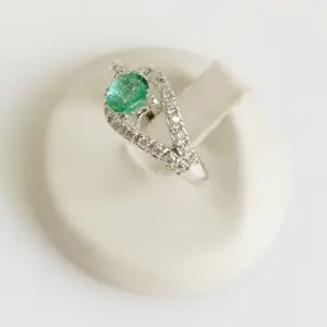 Smaragd- en diamanten ring kopen? Bied vanaf 955!
